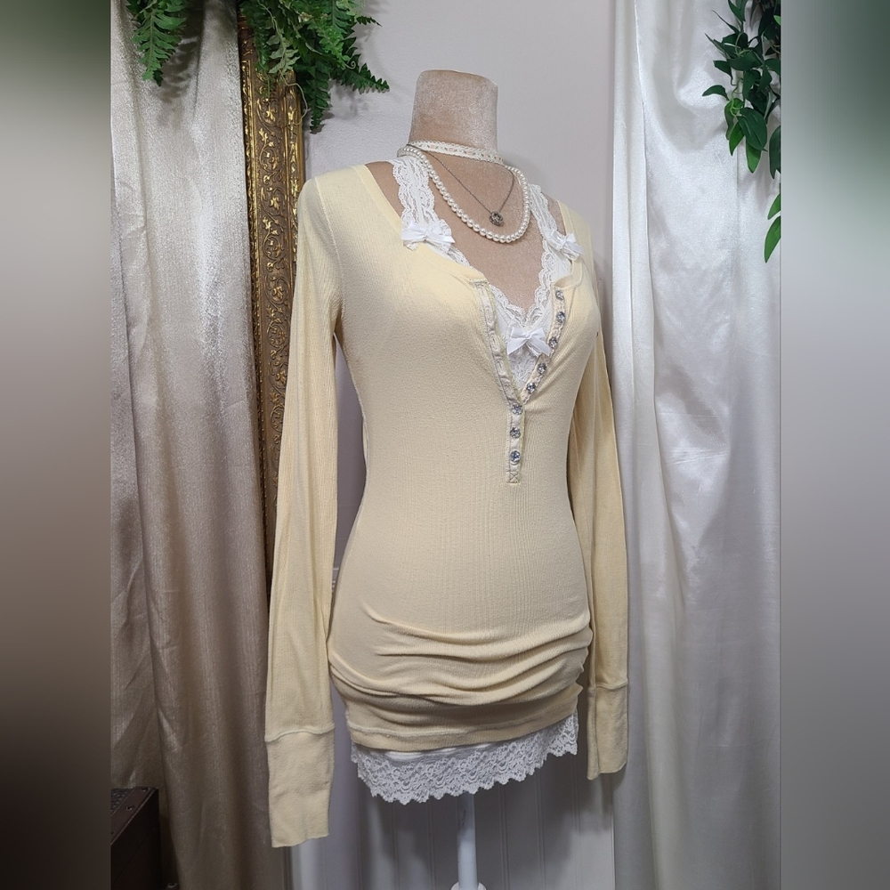 ♡ Y2K ♡ Hollister Butter Yellow Blingy Button Henley Long Sleeve Top - Picture 5 of 13